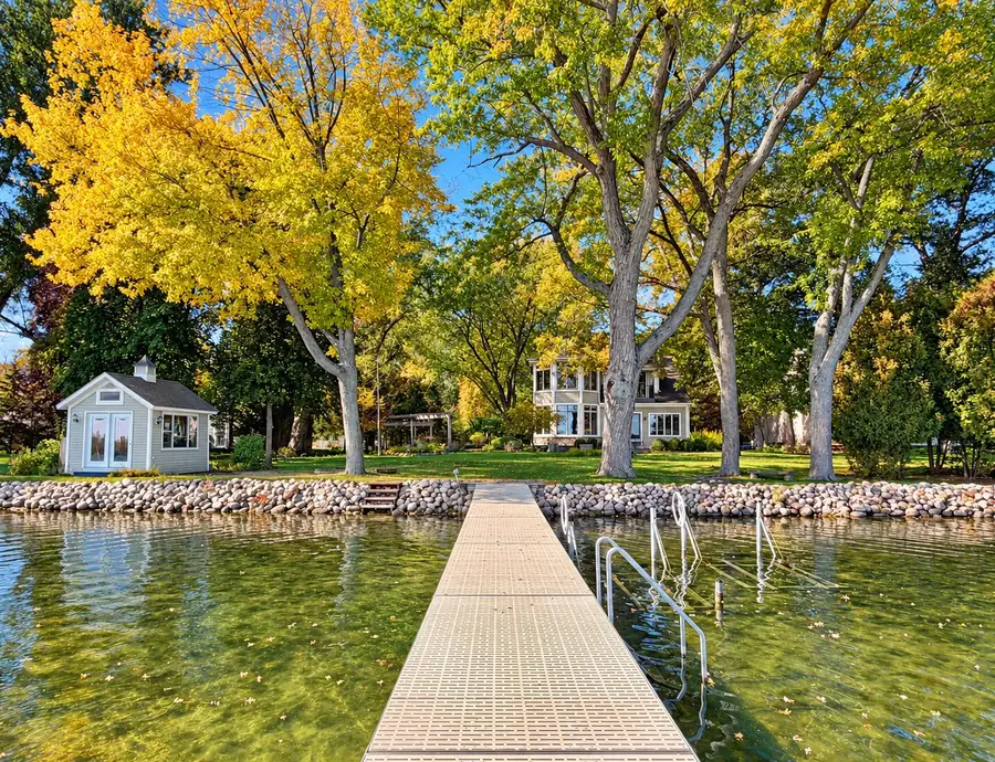 428 S Golden Lake Ln, Summit, WI 53066 - #2