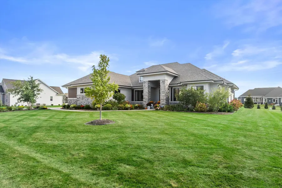 235 Four Winds Ct, Hartland, WI 53029 - #2