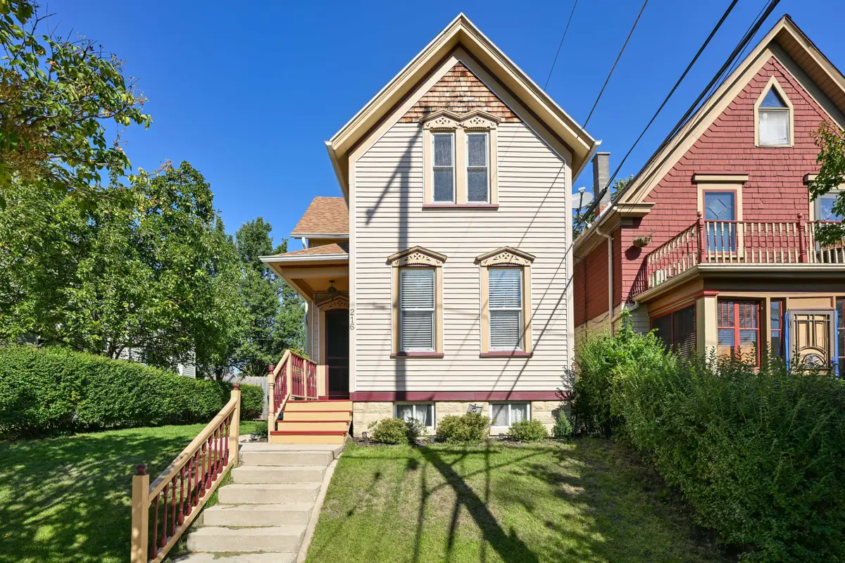 216 E Garfield Ave, Milwaukee, WI 53212 - #1