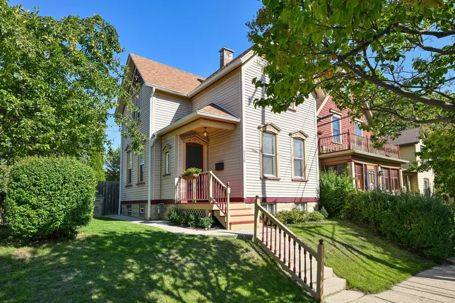 216 E Garfield Ave, Milwaukee, WI 53212 - #2