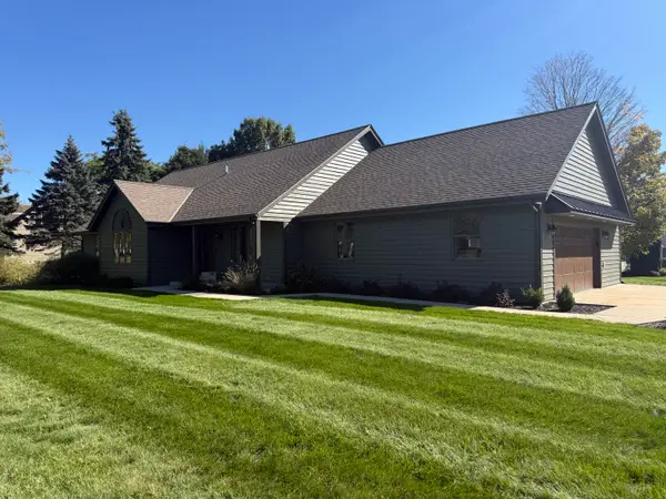 W256S4530 Shadow Ridge Dr, Waukesha, WI 53189