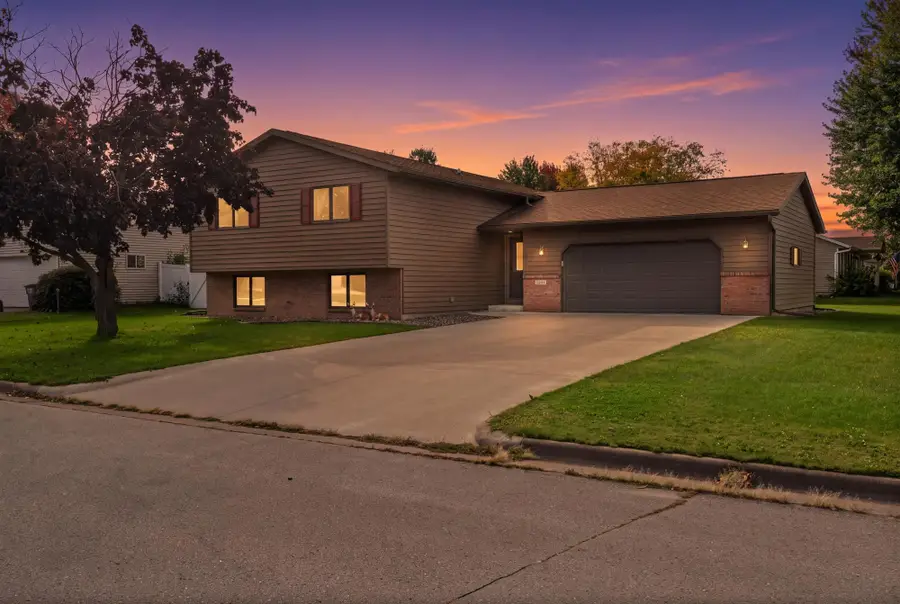 802 Laurel Pl E, Holmen, WI 54636 - #2