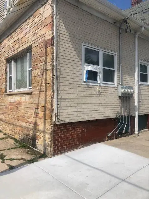 930 E Locust St, Milwaukee, WI 53212 - #3