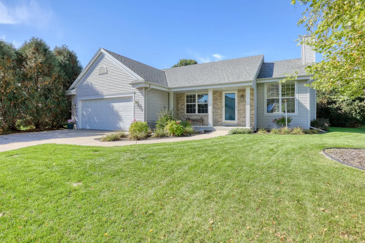 419 Majeskie Dr, Pewaukee, WI 53072 - #1