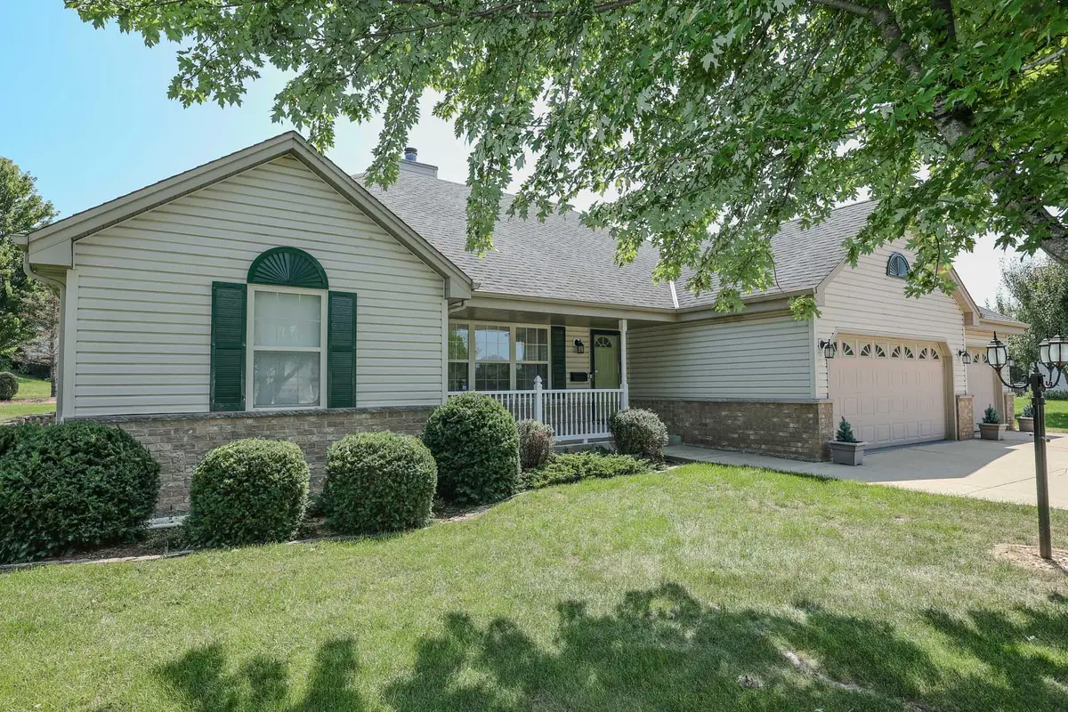 6652 S Scenic Ct, Franklin, WI 53132 - #1