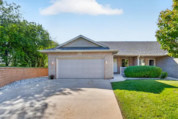 539 Bolson Dr, Oconomowoc, WI 53066