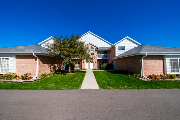 N25W24129 River Park Dr, Pewaukee, WI 53072
