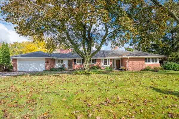 810 E Bay Point Rd, Bayside, WI 53217