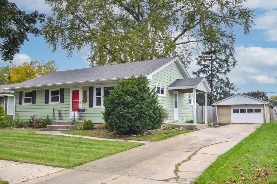 8026 W Sunbury Ct, Milwaukee, WI 53219 - #2