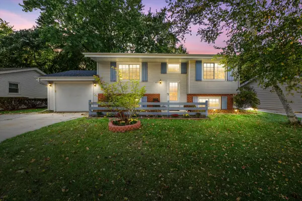 622 Clear View Dr, West Bend, WI 53090