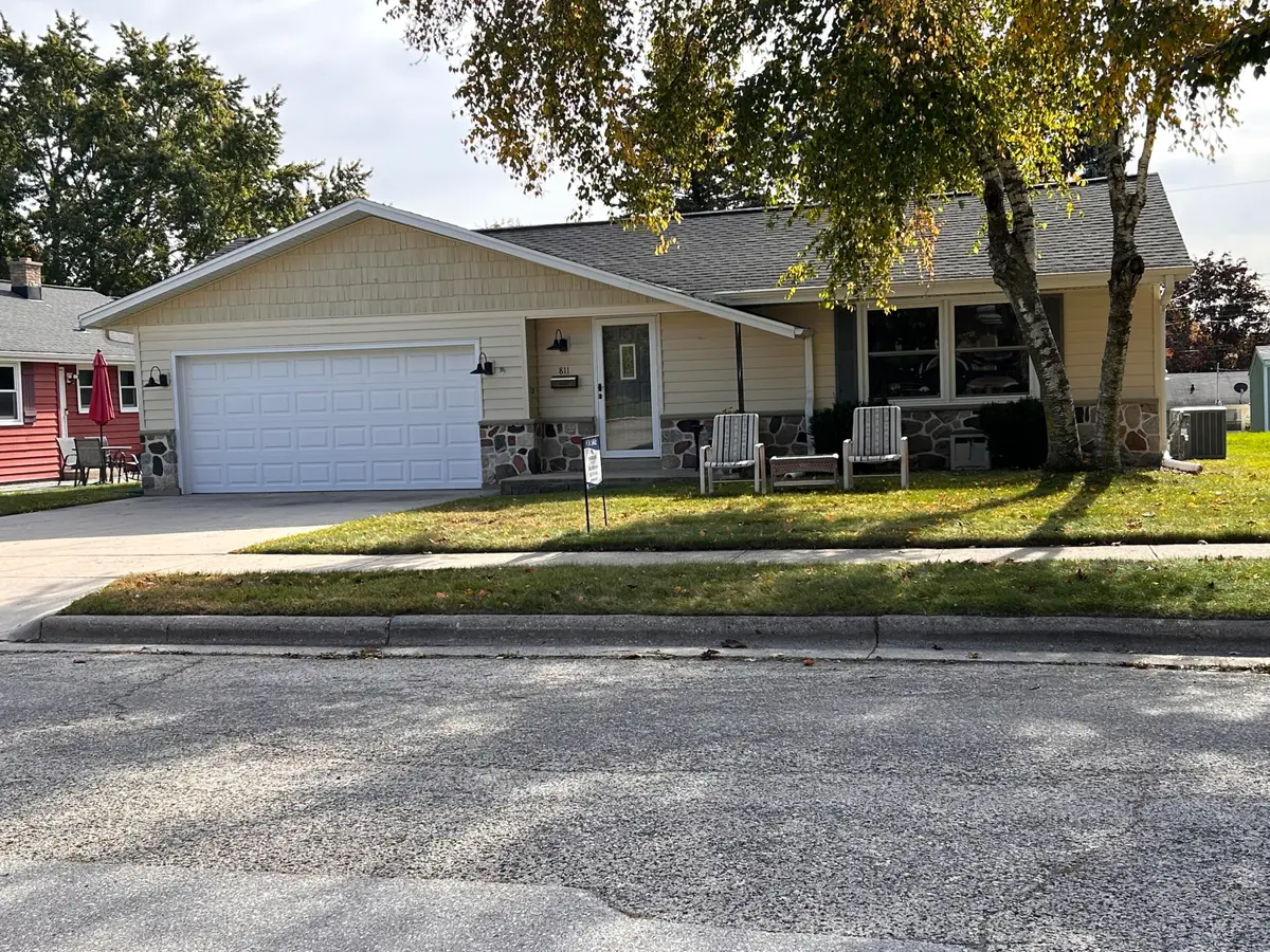 811 Meadowbrook Dr, West Bend, WI 53090 - #1
