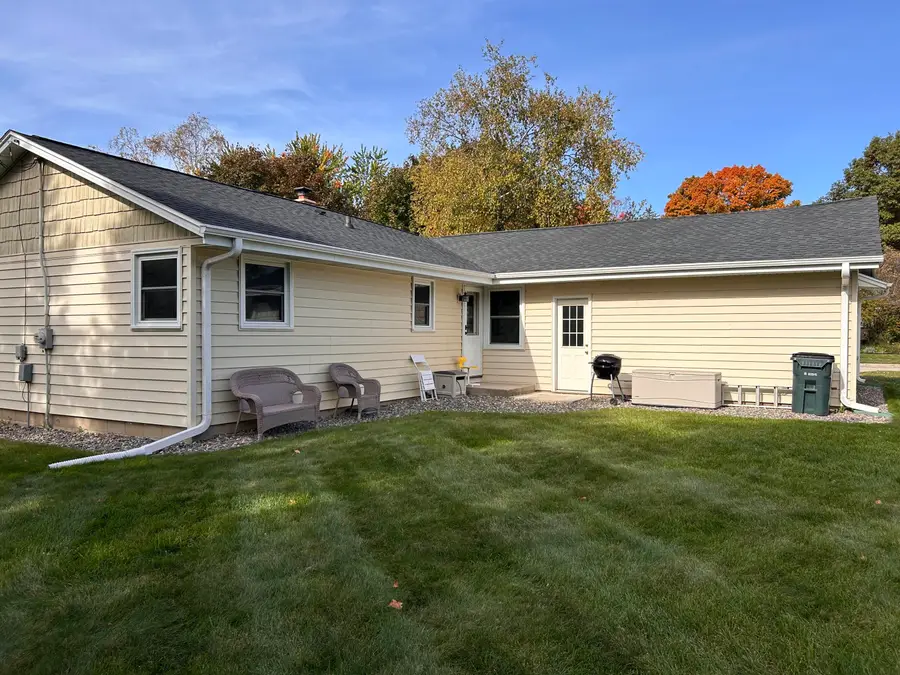811 Meadowbrook Dr, West Bend, WI 53090 - #2