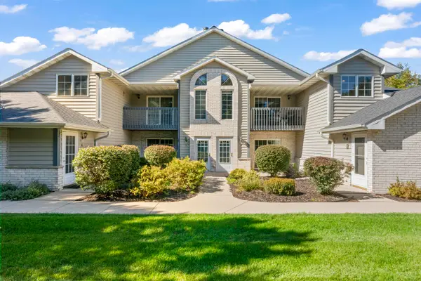 W240N2566 E Parkway Meadow Cir, Pewaukee, WI 53072