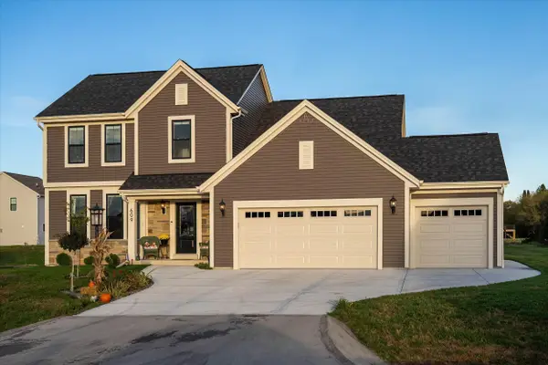 609 Bark River Way, Dousman, WI 53118