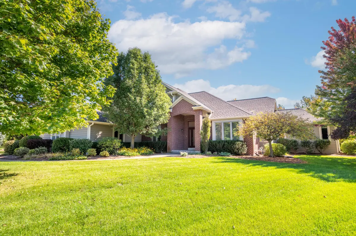 W289N3648 Huntsman Ct, Delafield, WI 53072 - #1