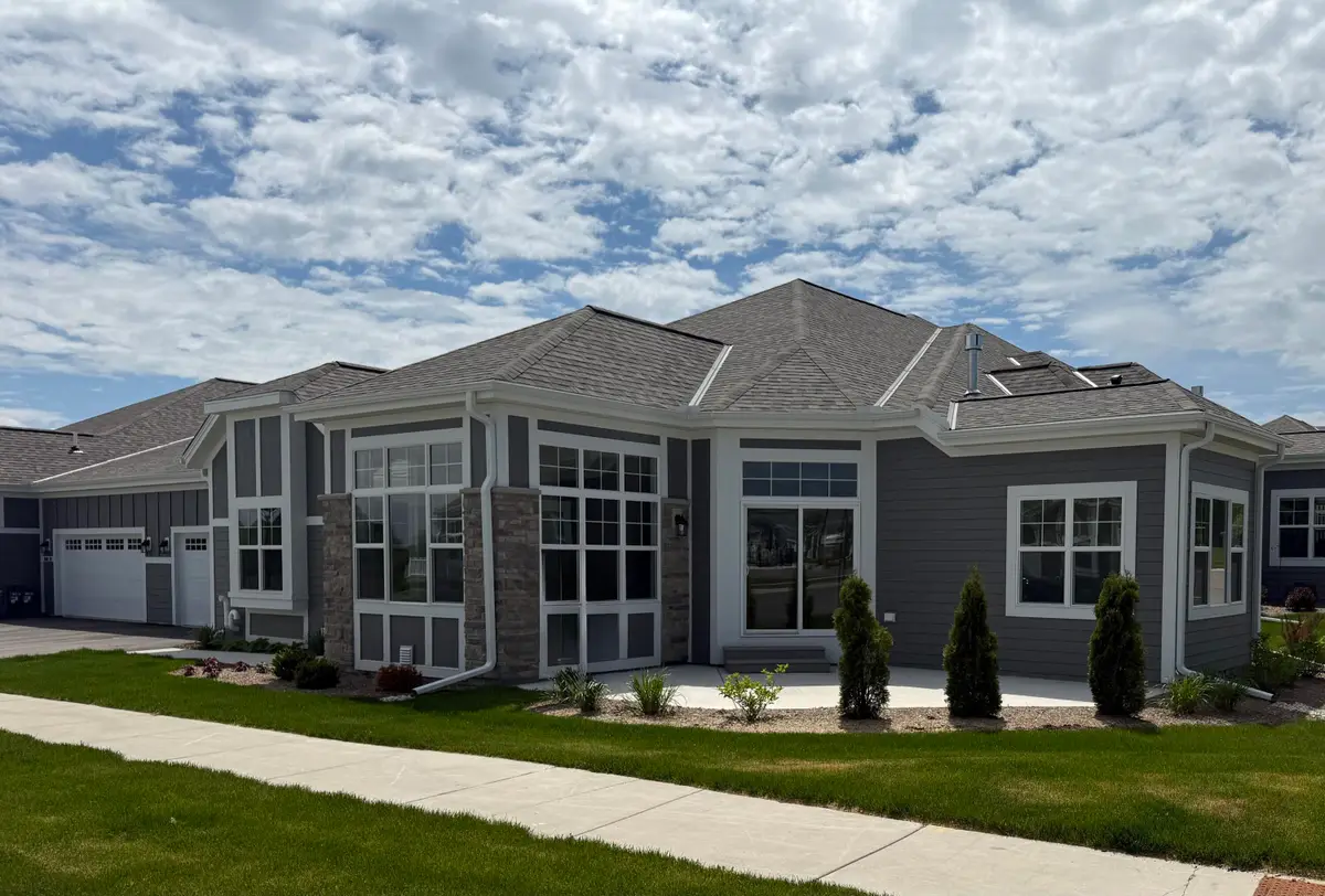 904 S Verona Cir, Grafton, WI 53024 - #1