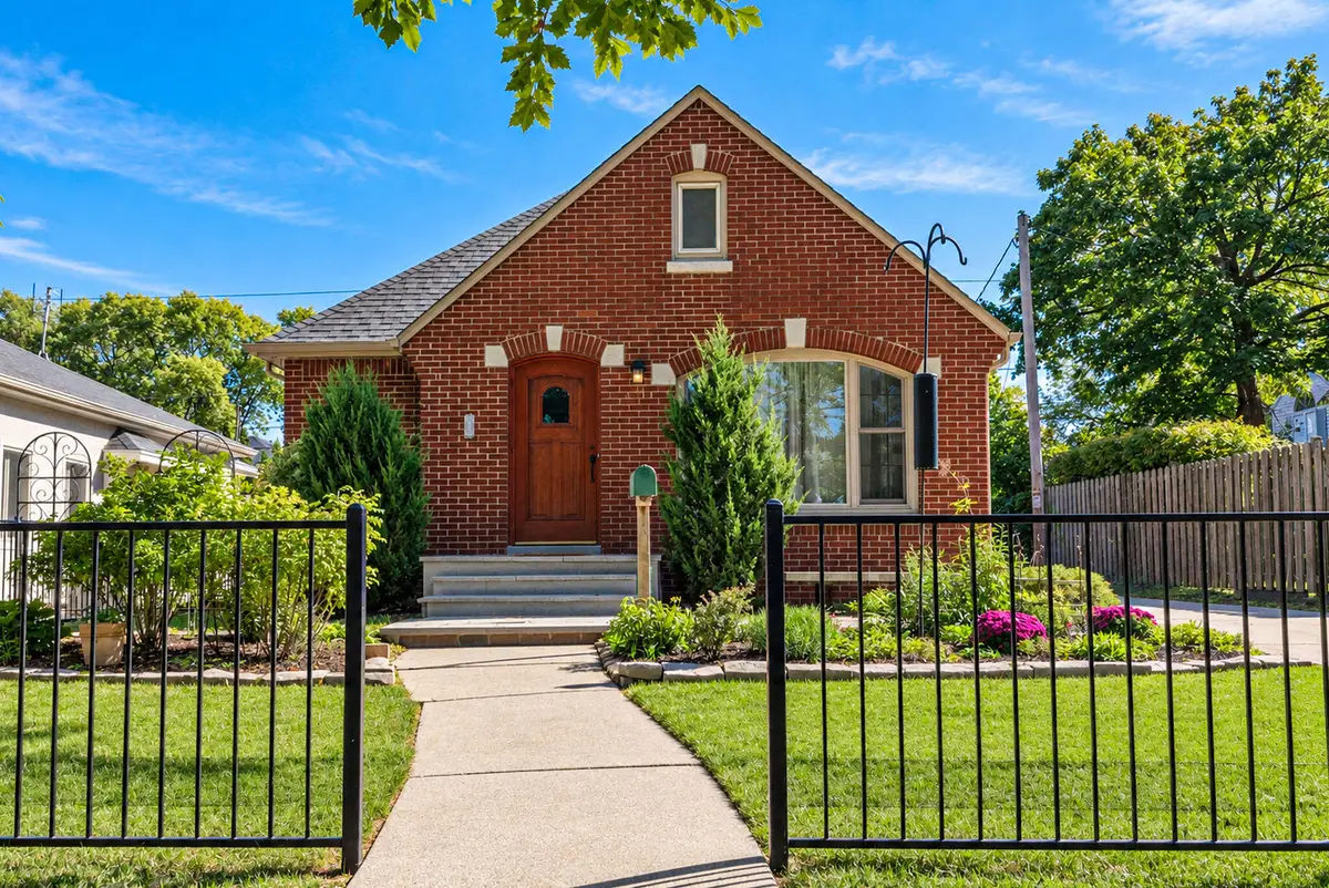 4914 N Newhall St, Whitefish Bay, WI 53217 - #1