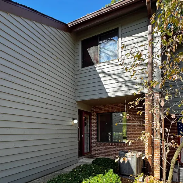 2935 Old Mill Dr, Racine, WI 53405