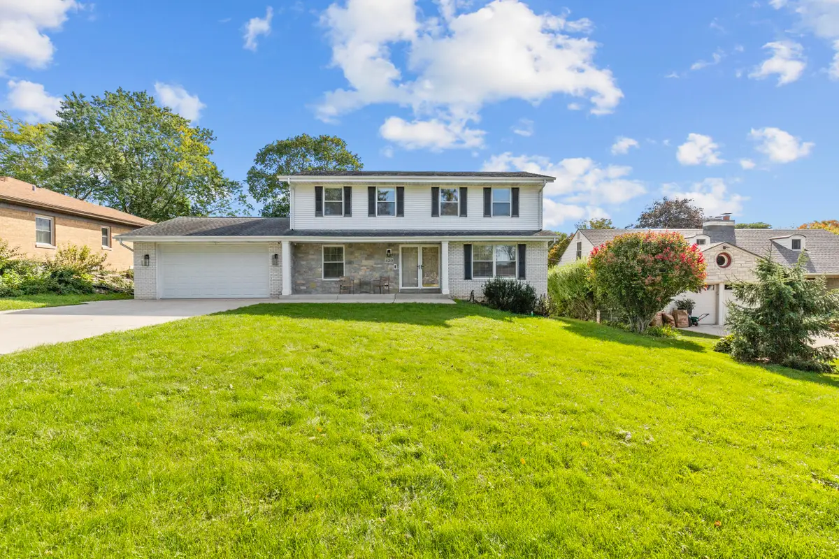 429 W Apple Tree Rd, Glendale, WI 53217 - #1