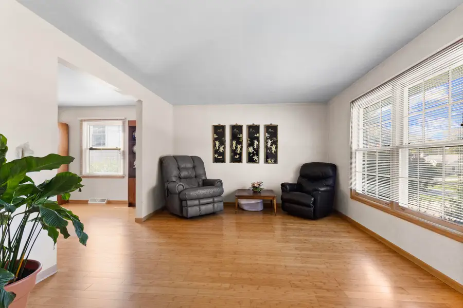 429 W Apple Tree Rd, Glendale, WI 53217 - #2
