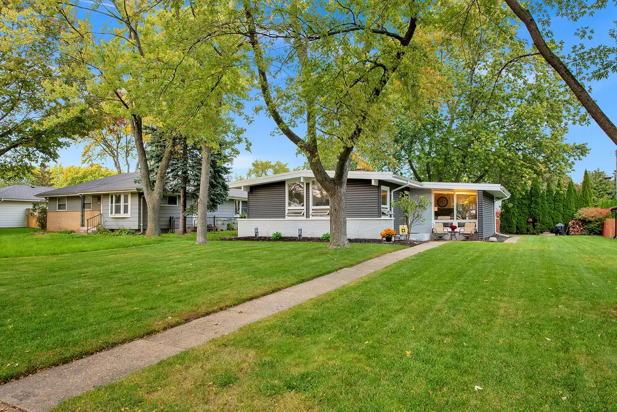 5674 S Honey Creek Dr, Milwaukee, WI 53221 - #1