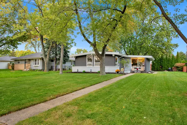 5674 S Honey Creek Dr, Milwaukee, WI 53221