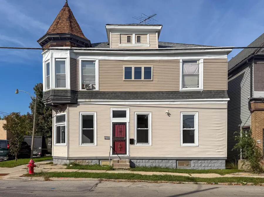 3232 W Cameron Ave, Milwaukee, WI 53209 - #3