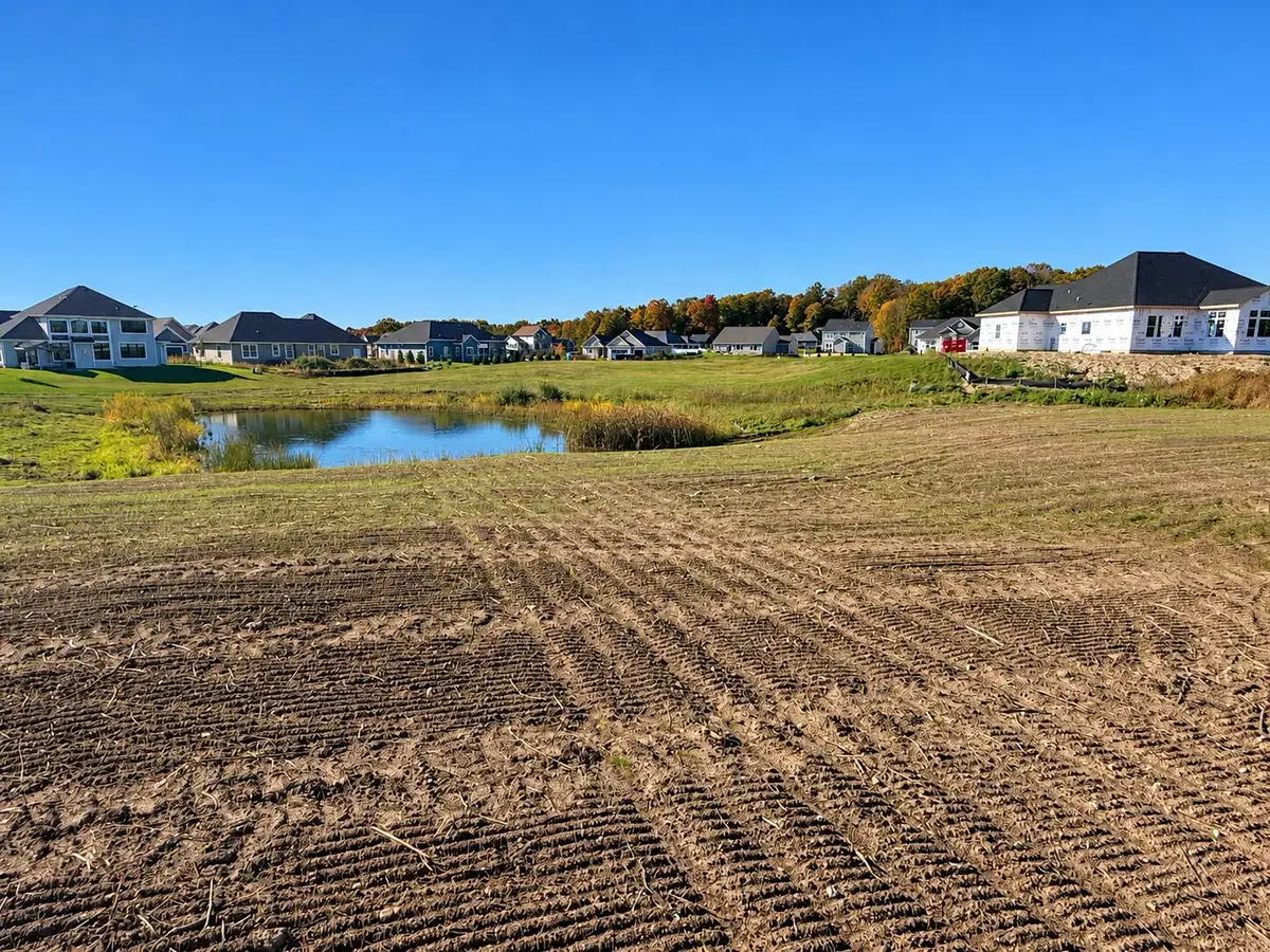 1019 Pleasant Valley Rd, Grafton, WI 53024 - #1