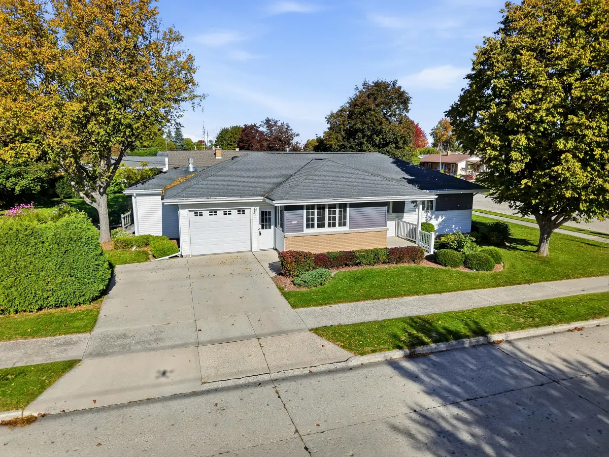 1354 N 16th St, Manitowoc, WI 54220 - #1