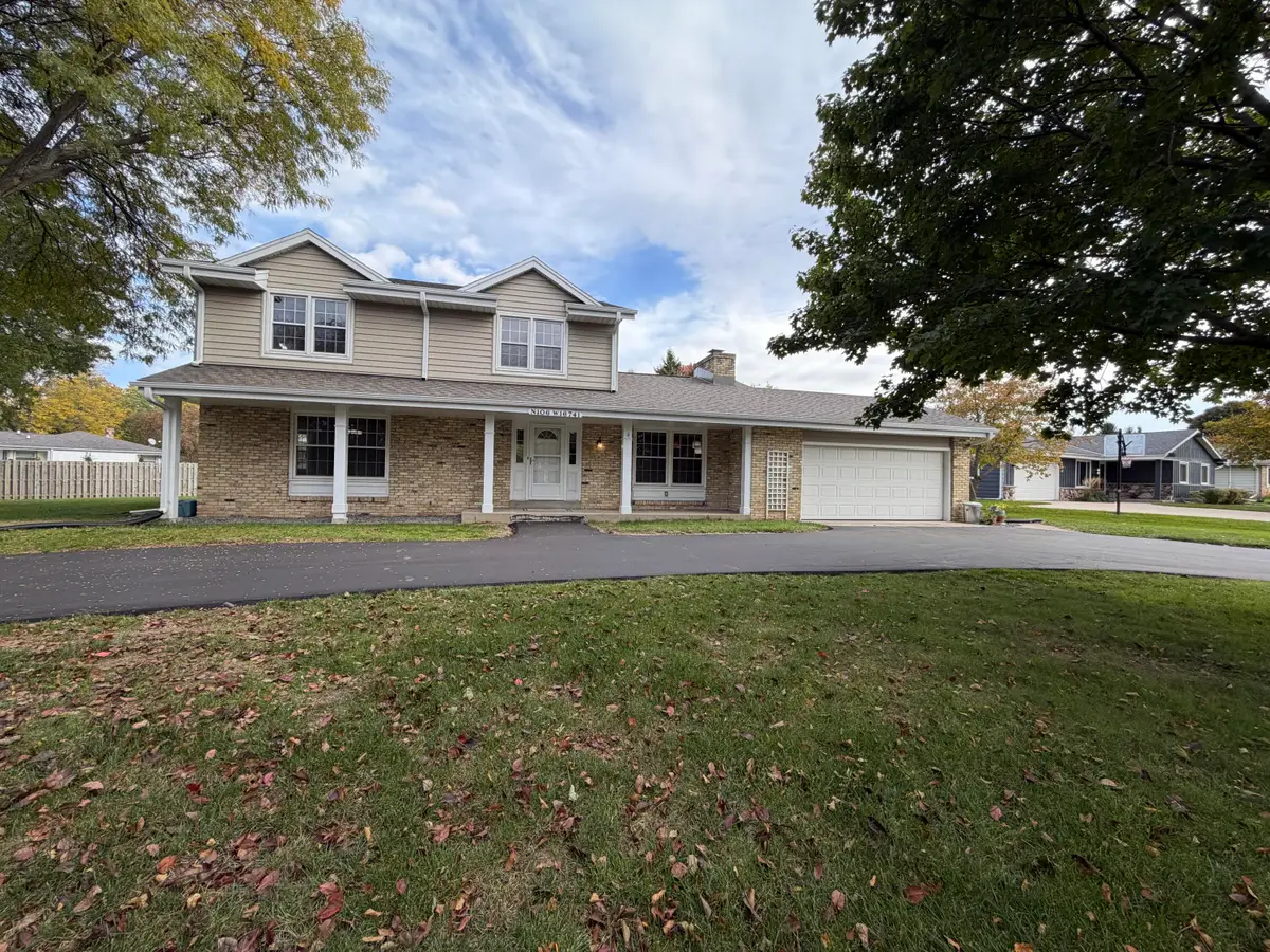 N106W16741 Old Farm Rd, Germantown, WI 53022 - #1