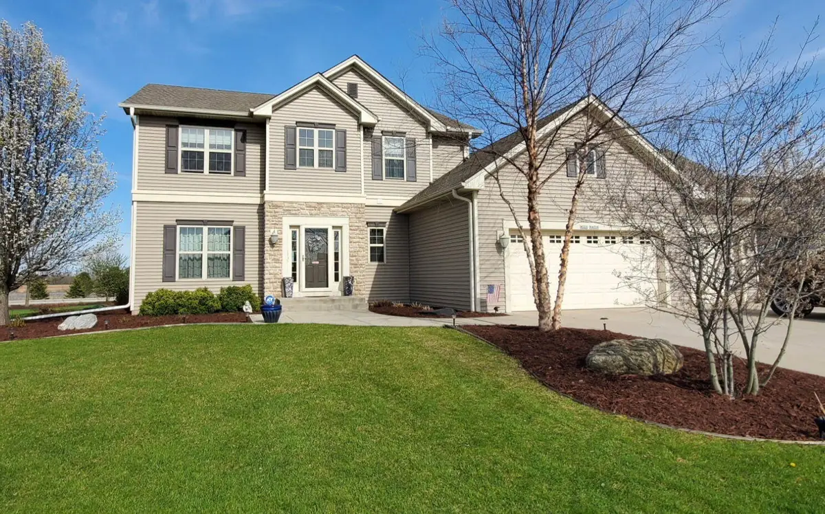 W226N4168 Sunder Creek Ct, Pewaukee, WI 53072 - #1