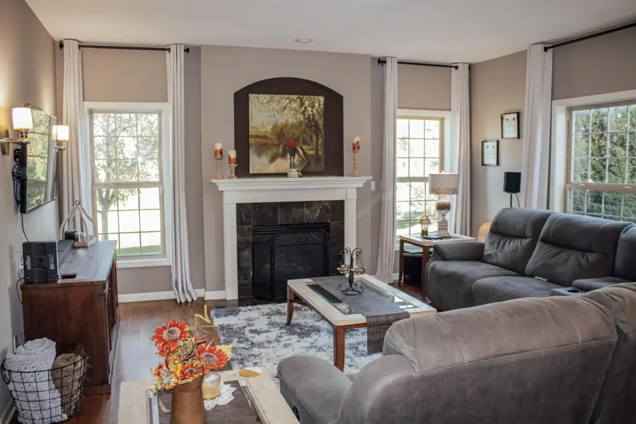 W226N4168 Sunder Creek Ct, Pewaukee, WI 53072 - #2