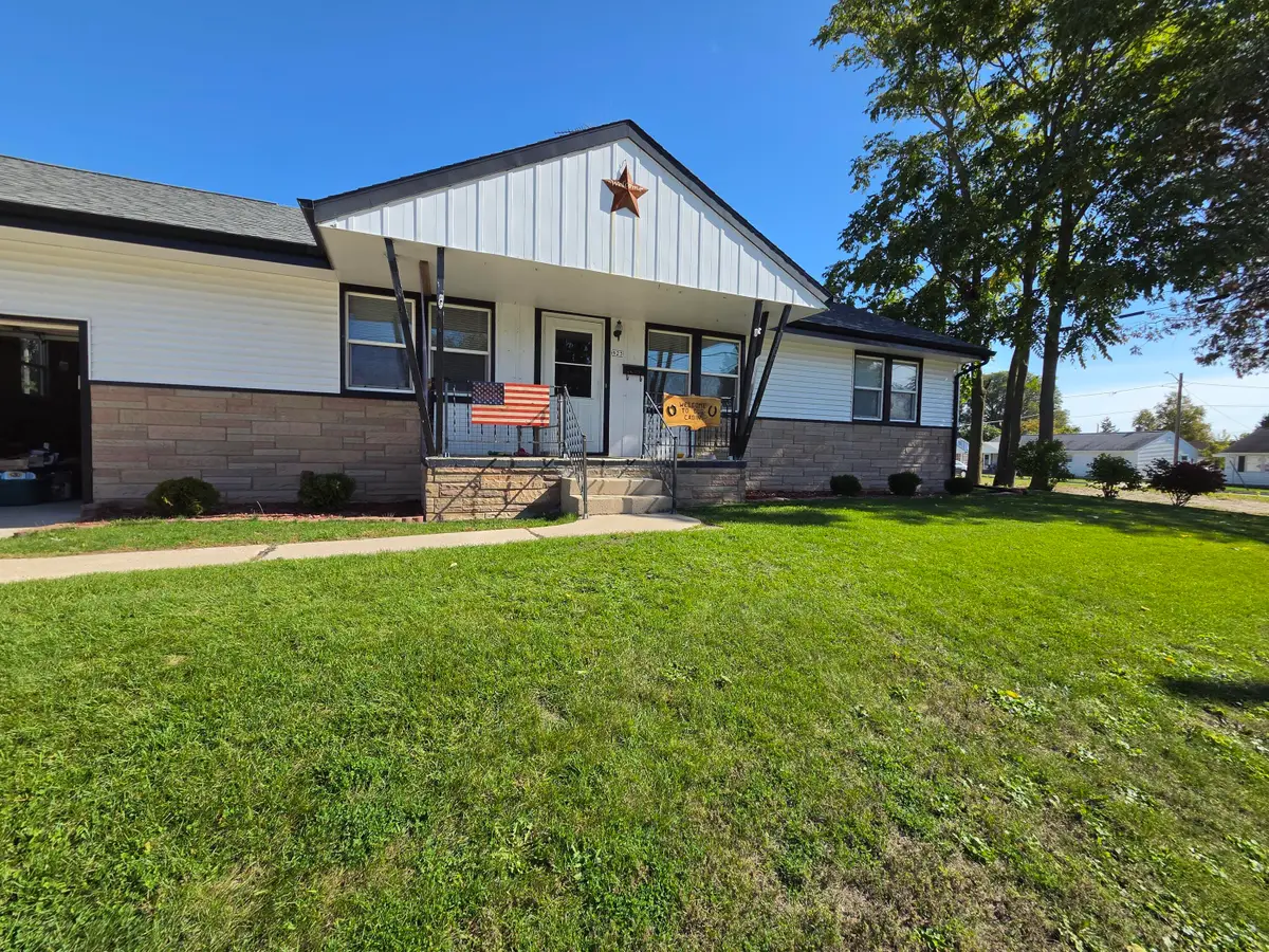 923 Circle Dr, Manitowoc, WI 54220 - #1