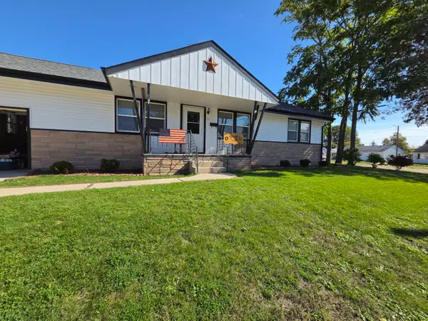 923 Circle Dr, Manitowoc, WI 54220