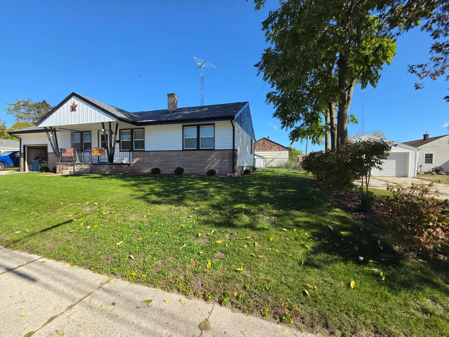 923 Circle Dr, Manitowoc, WI 54220 - #2