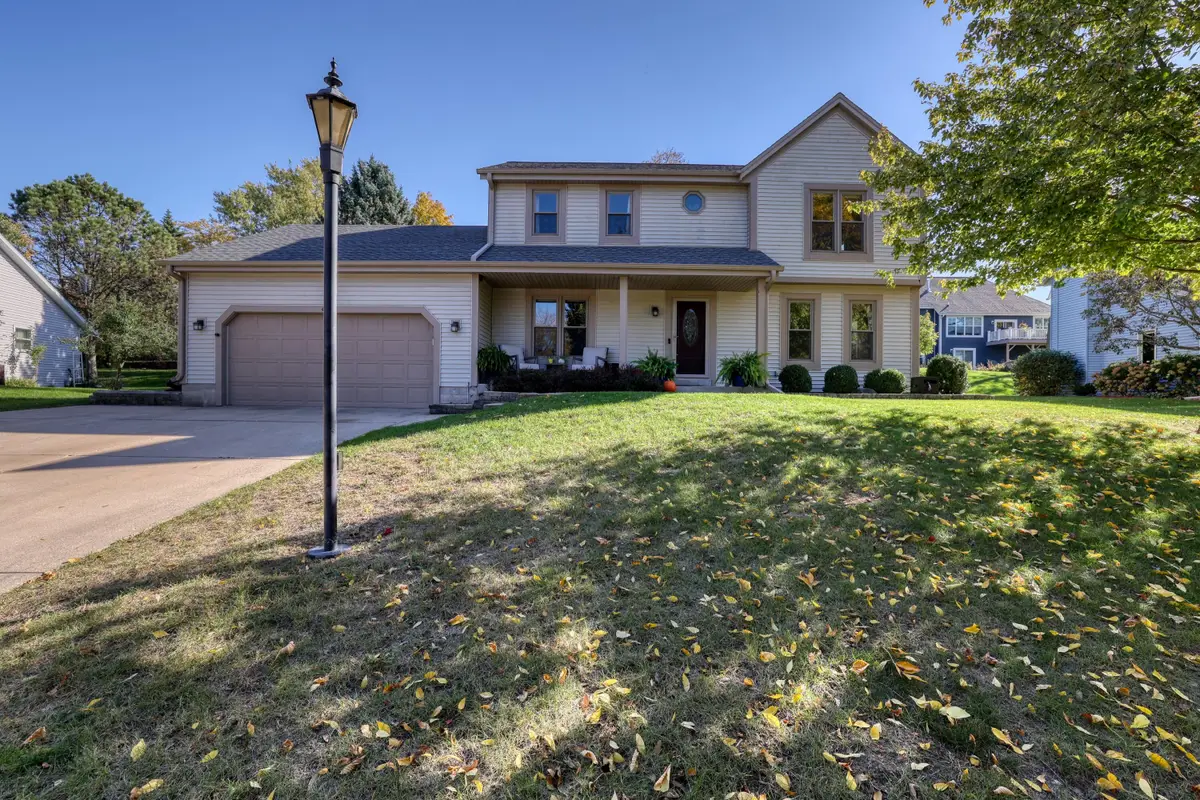 444 Cheshire Ln, Pewaukee, WI 53072 - #1