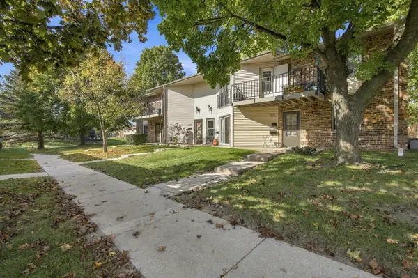 W168N11501 El Camino Dr, Germantown, WI 53022
