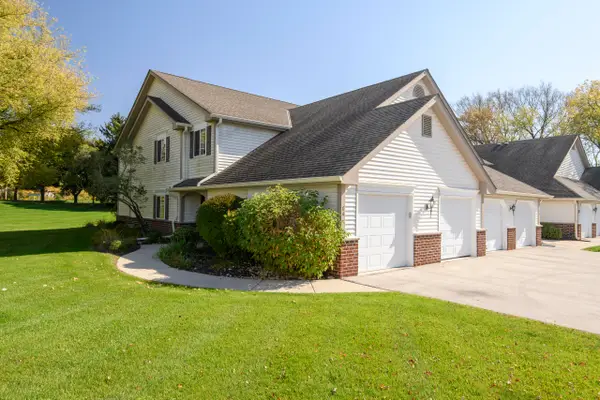 652 Pewaukee Rd, Pewaukee, WI 53072