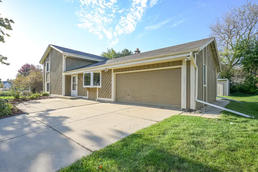 7021 W Southview Dr, Franklin, WI 53132 - #3