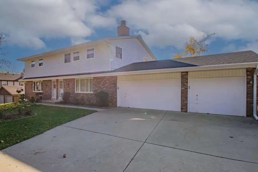 180 Ridge Ct, Pewaukee, WI 53072 - #2