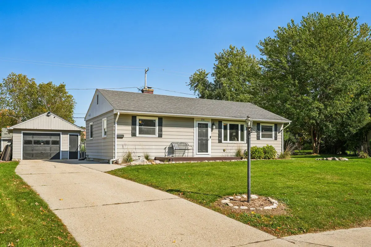 256 Ivy Pl, West Bend, WI 53095 - #1