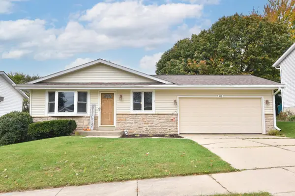 822 Kings Ridge Ct W, West Bend, WI 53090