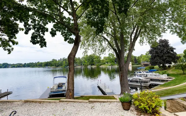 320 E Pleasant St, Oconomowoc, WI 53066