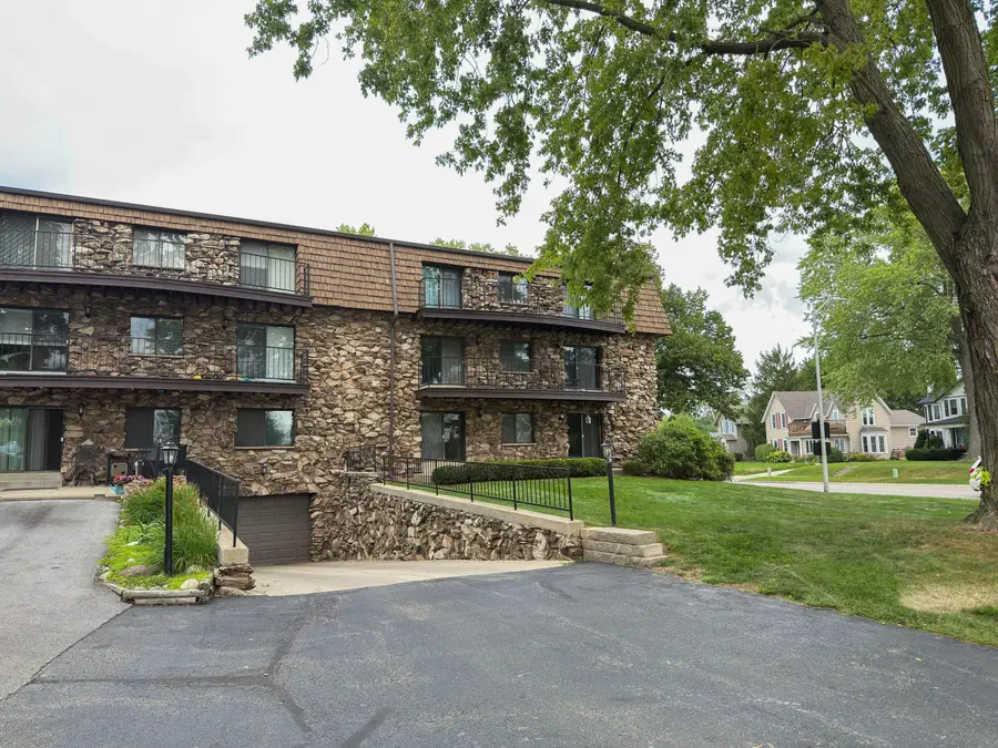 320 E Pleasant St, Oconomowoc, WI 53066 - #3