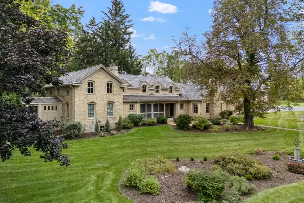 7918 Pleasant Valley Rd, Cedarburg, WI 53080