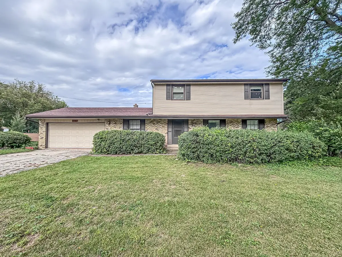 2214 Avalon Dr, Waukesha, WI 53186 - #1