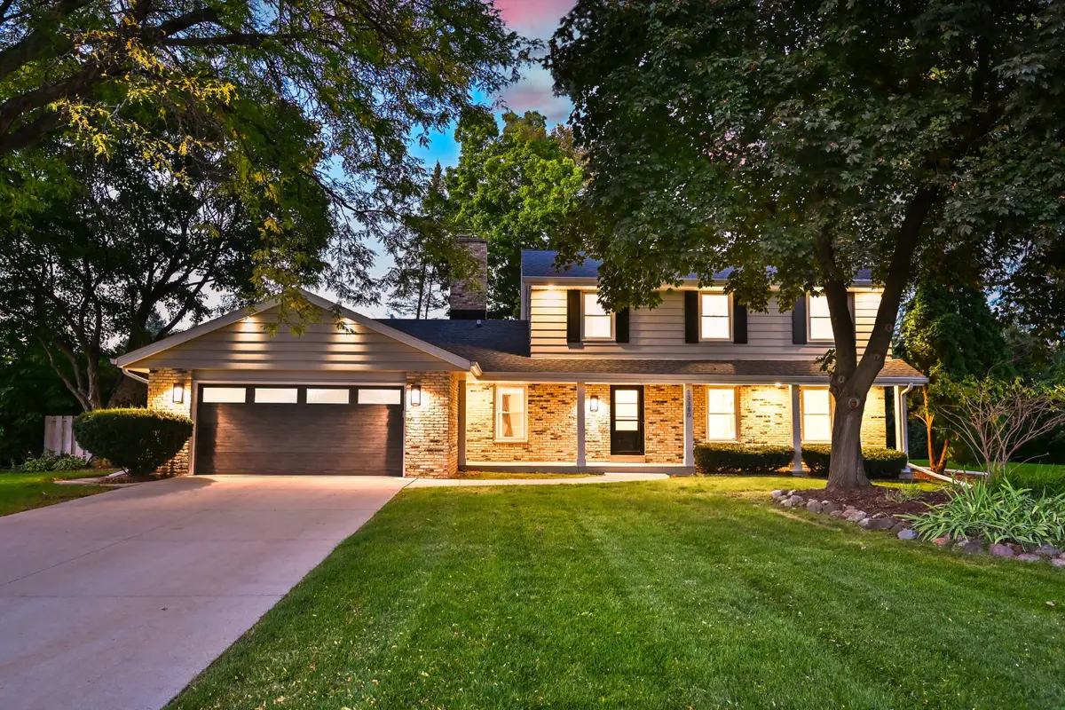 13380 Burlawn Pkwy, Brookfield, WI 53005 - #1
