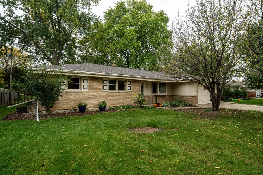 10849 W Derby Ave, Wauwatosa, WI 53225 - #2