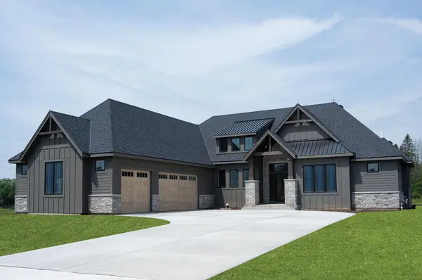 12825 N Blue Jay Ln, Mequon, WI 53097