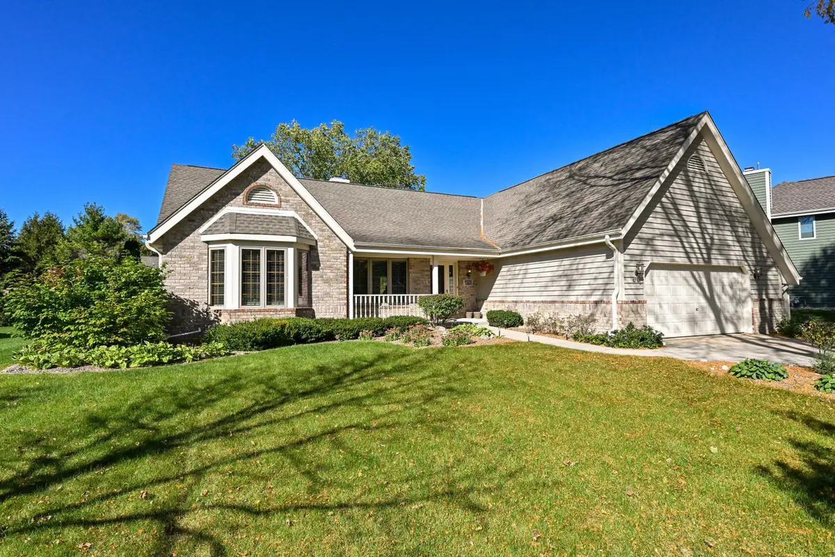 8752 W Willow Pointe Pkwy, Franklin, WI 53132 - #1